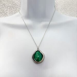 Green Stone Pendant Necklace on Silver Tone Chain – 18" Silvertone Chain‎ Aura